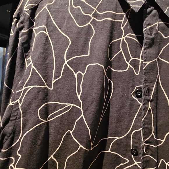 H&M Black and White Abstract Pattern Shirt - Picture 3 of 4